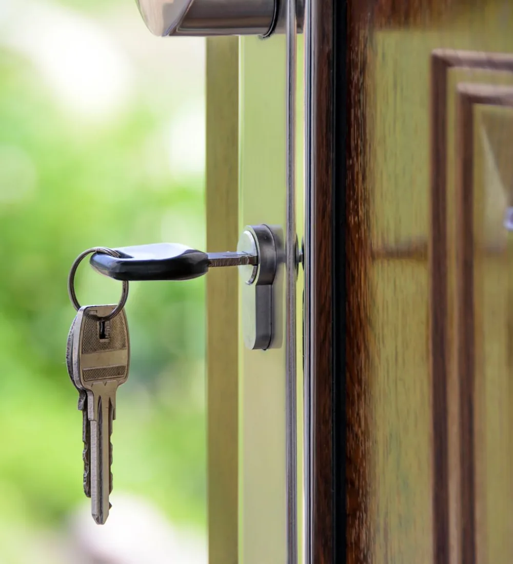 Llaves en la cerradura de una puerta de vivienda abierta